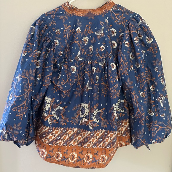 Love the Label beautiful print blouse. Puffy sleeves, over sized. Fun top! - Picture 7 of 10